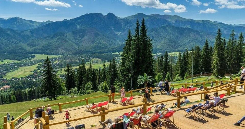 Tatry — panorama Zakopanego z widokiem na Giewont i Krupówki