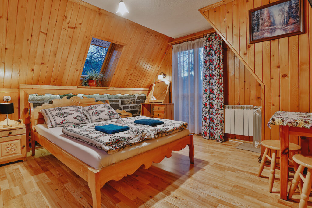 Wesoła Chatka – Pokój nr 5 ( 3 osobowy z balkonem )